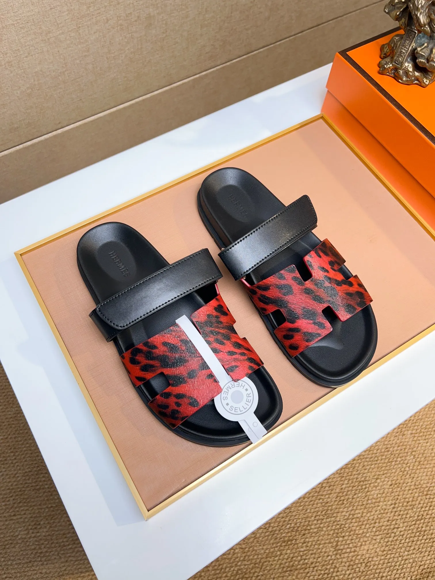 Men's clothing and shoes 💰340 💅💅💅 new arrival. Hermes Hermes official website latest counter synchronized new oran color leather H slippers, the original Paris version flew back to the original model and opened the mold to make it perfectly🍌The highest quality Sincerity, you can enter and leave the counter at will [Deyi] The upper is made of original customized  colored palm prints, crocodile print, ostrich print, colored cow leather, colored cow suede, 🤔 horse hair, 🥳 colored diamonds, 🥰 3D printing, and other genuine leather slippers, imported cow pattern foot pad lining, Italian  latest original genuine leather combination outsole Code number: 38-48 (customized at 46.47.48) Can be made into picture combination sole with genuine leather pattern and ordinary molded outsole